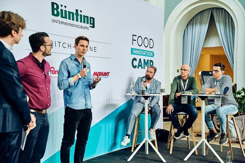 Auf der Pitch Bühne beim Food Innovation Camp 2019 (Foto: Stefan Groenveld)