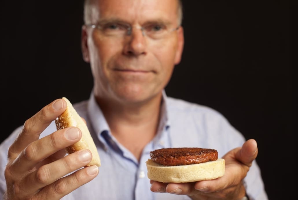 Ein Burger aus kultiviertem Rindfleisch, das von Professor Mark Post für Mosa Meat entwickelt wurde.