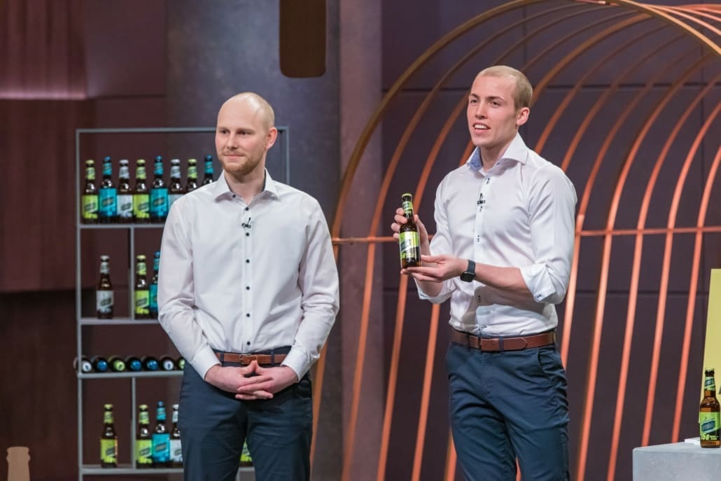 Erik Dimter und Tristan Brümmer aus Hamburg den Löwen JoyBräu, ihr alkoholfreies Proteinbier.