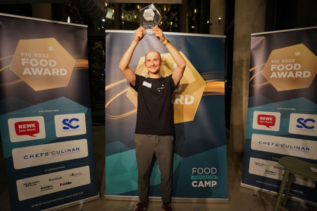 Nico Hansen, Gründer von Vanozza, mit dem FIC 2022 FOOD AWARD