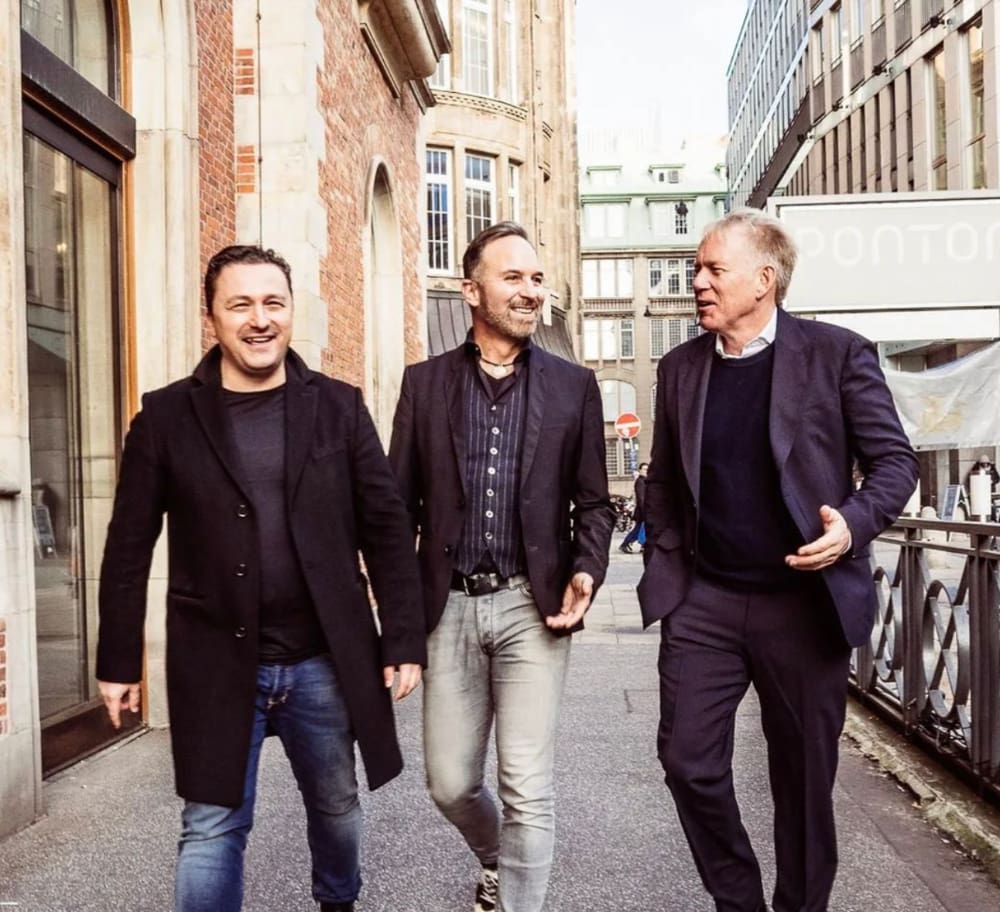 Die Gründer von CloudEatery Matthias Schneider und Remo Gianfrancesco mit Johannes B. Kerner