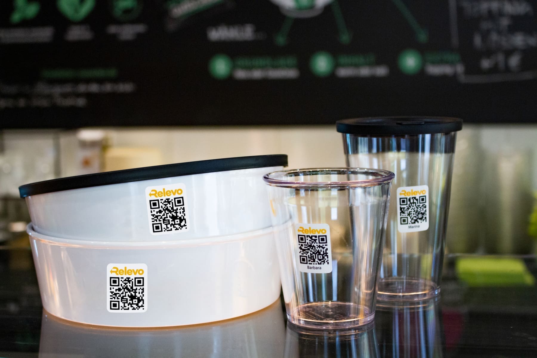 Aktuell bietet Relevo Mehrweg-Cups und Bowls an, die sich für verschiedene Getränke und Speisen eignen.