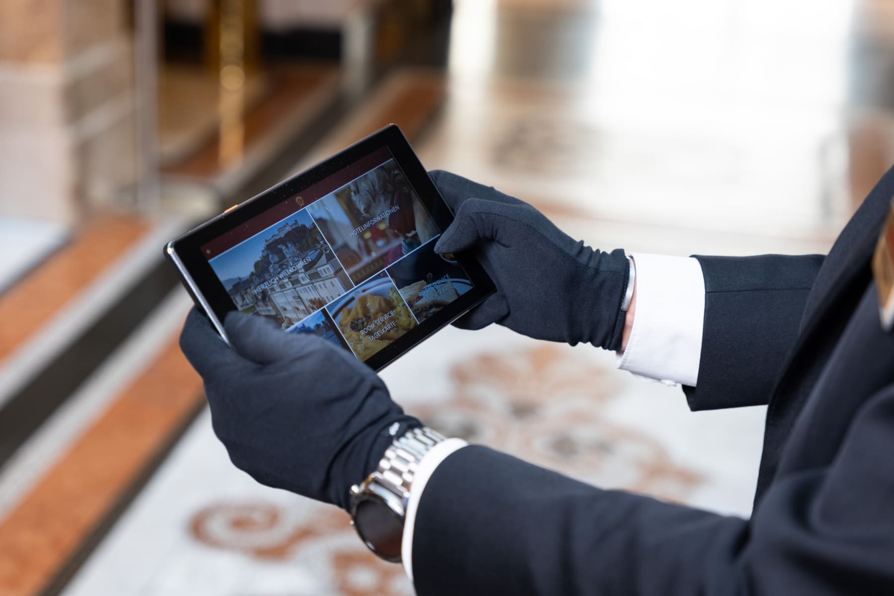 Im Hotel Sacher sind die Handschuhe von ElephantSkin fast überall im Einsatz. Ein weiterer Vorteil: Sie sind für Touchscreens geeignet.