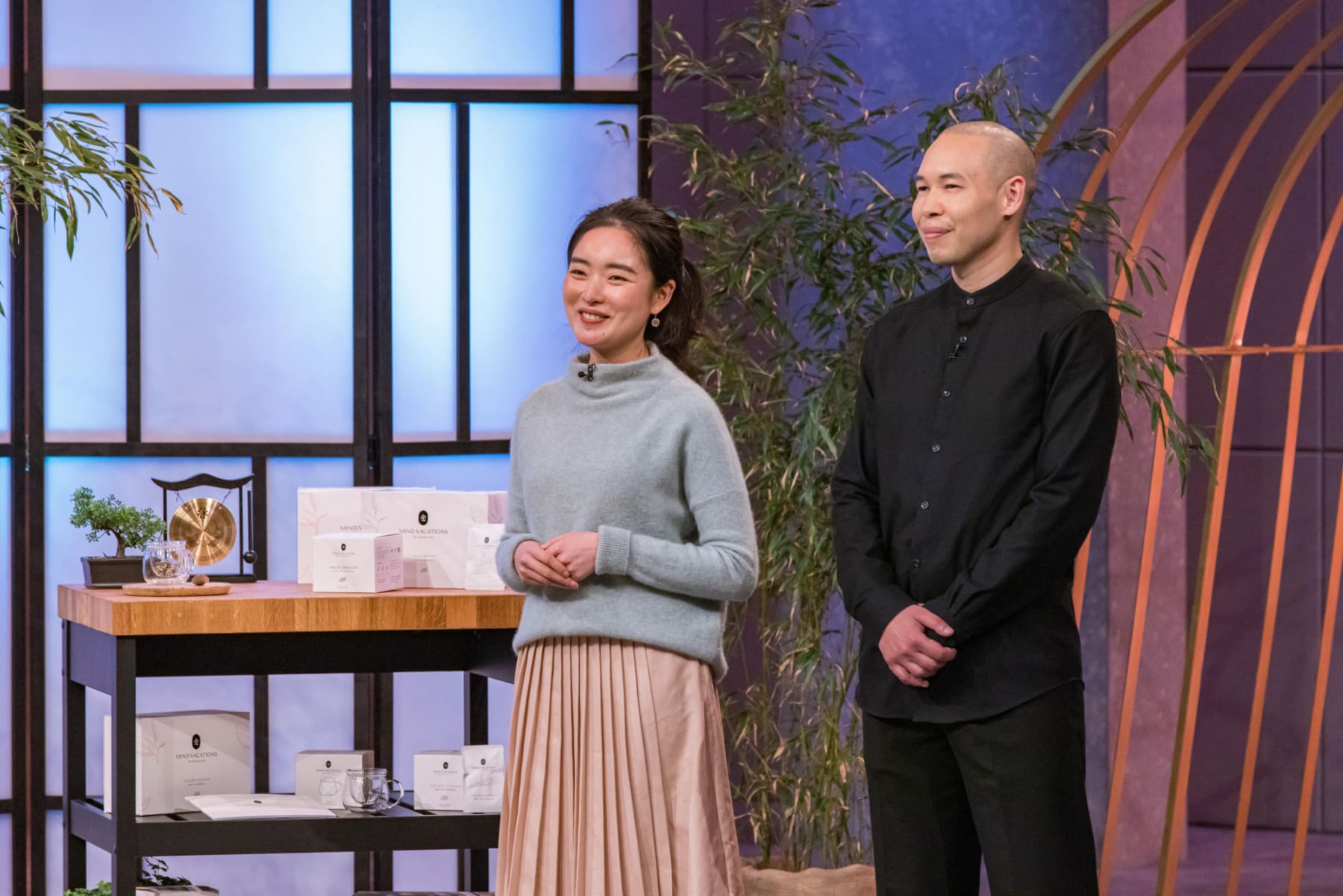 Beixi Jia und Julian Stodt, die Gründer von MIND VACATIONS, präsentieren ihre Tee-Innovation vor den Löwen in der Höhle der Löwen.