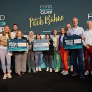 FIC-24-Pitch_Buehne-Gruppenfoto-Sieger