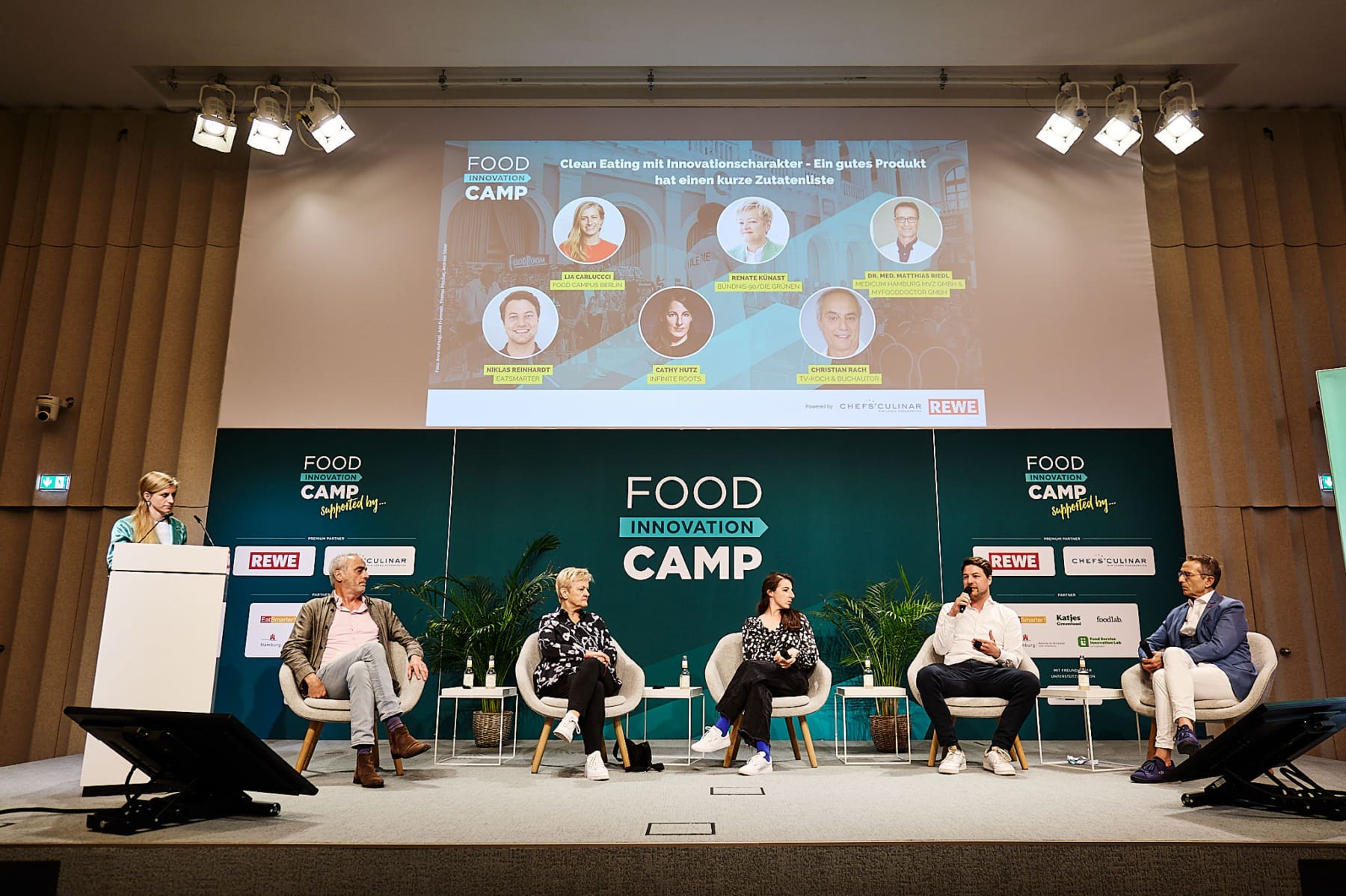 Eines von vielen hochkarätig besetzten Panels: Über das Thema Clean Eating diskutierten unter der Fesprächsführung von Lia Carlucci (Geschäftsführerin Food Campus Berlin) Christian Rach (TV-Koch), Renate Künast (Mitglied des Bundestages), Cathy Hutz (Mitgründerin Infinite Roots ), Niklas Reinhardt (Geschäftsführer EAT SMARTER) und Dr. Matthias Riedl (Leiter medicum Hamburg). (Foto: Stefan Groenveld)