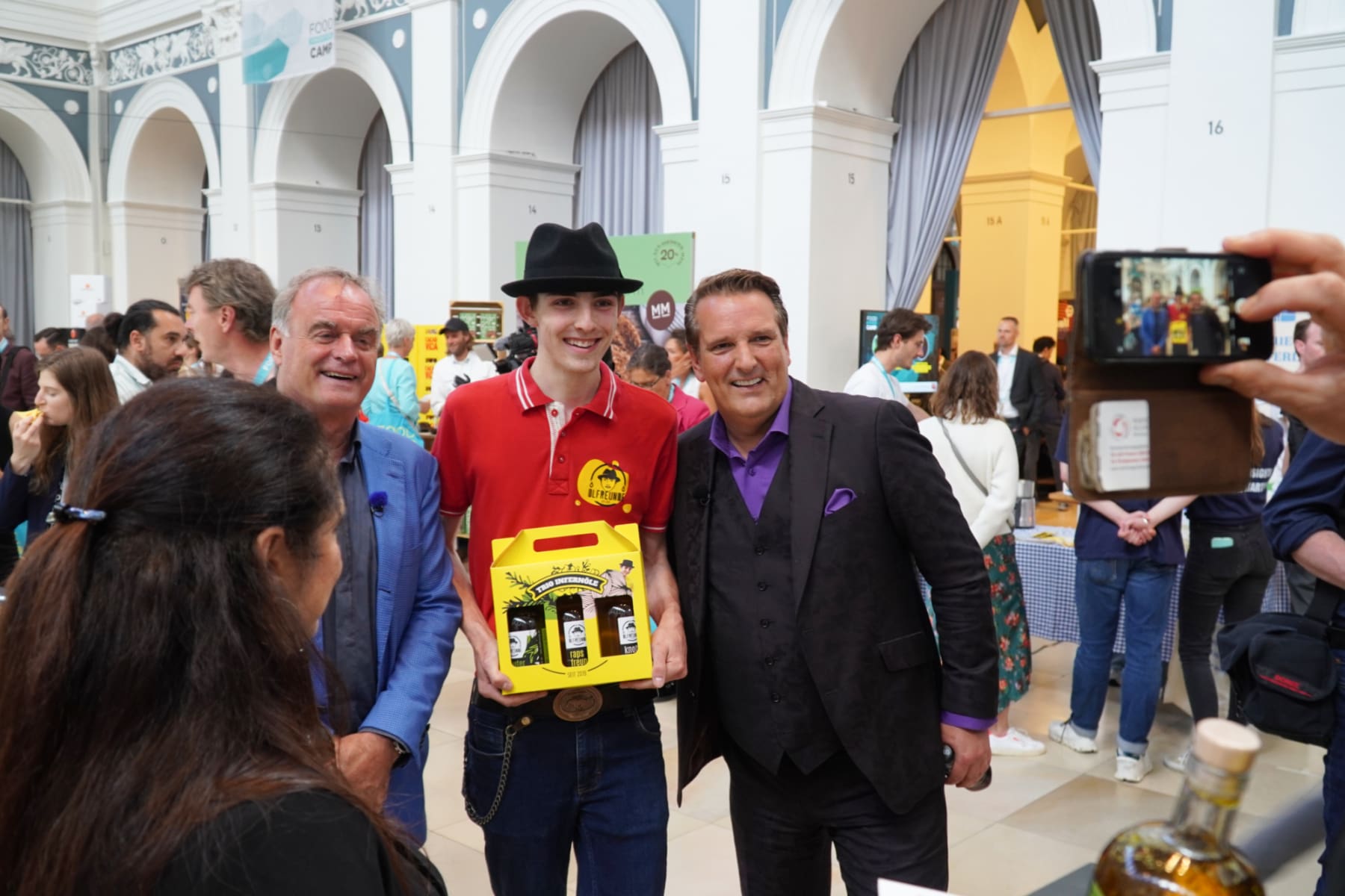 Paul Belthle mit den "Löwen" Georg Kofler und Ralf Dümmel beim Food Innovation Camp 2023