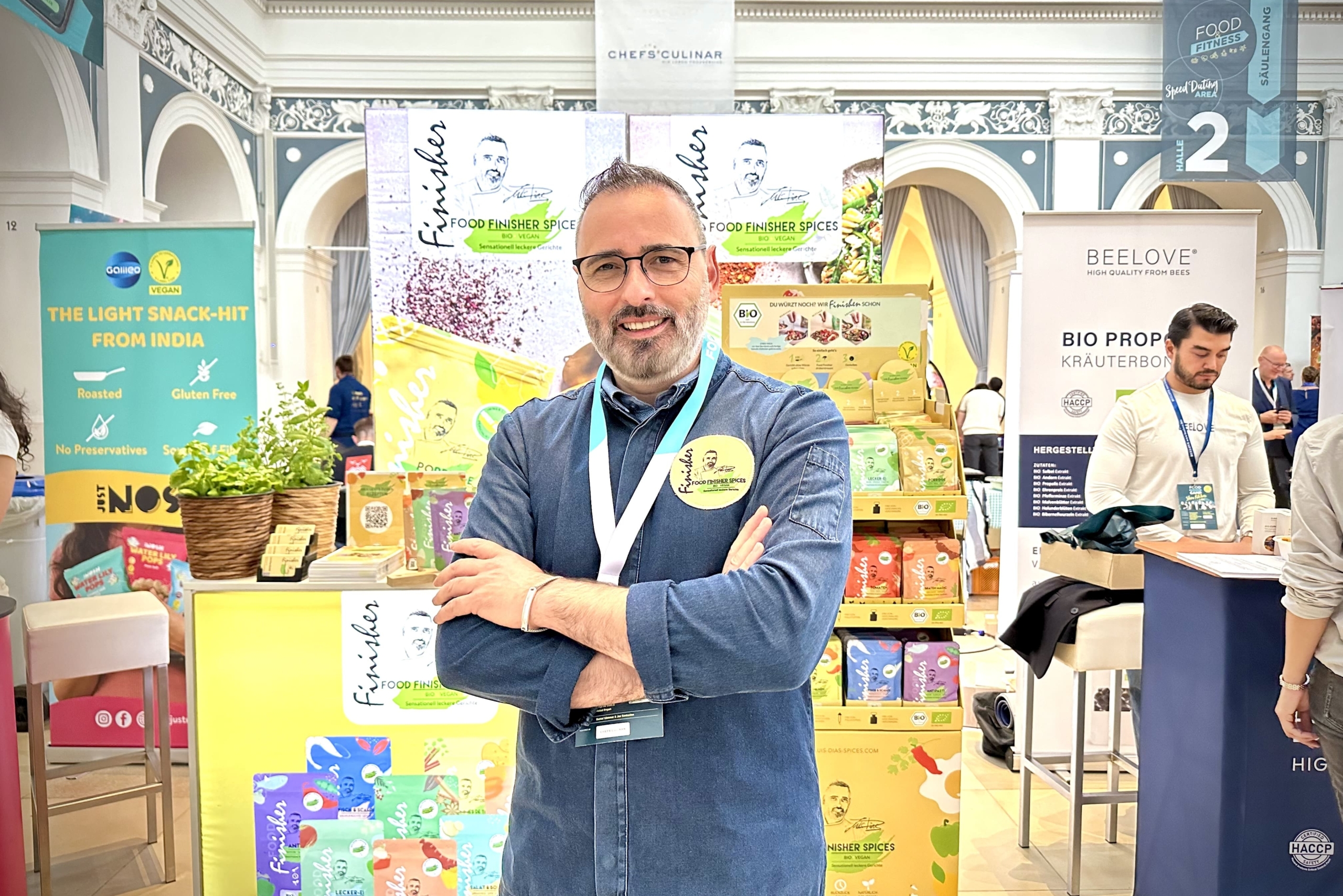 Luis Dias präsentiert stolz seine Food Finisher Spices auf dem Food Innovation Camp in Hamburg