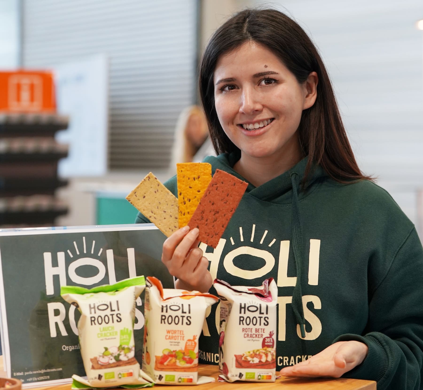 Paola Varela mit den ersten drei Cracker-Sorten von Holiroots.