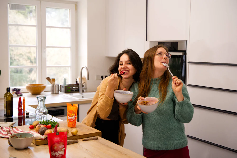 pack&satt Küchenshooting: Genussvoller Einpott-Moment mit Liss Barta und Sophie Gnest 