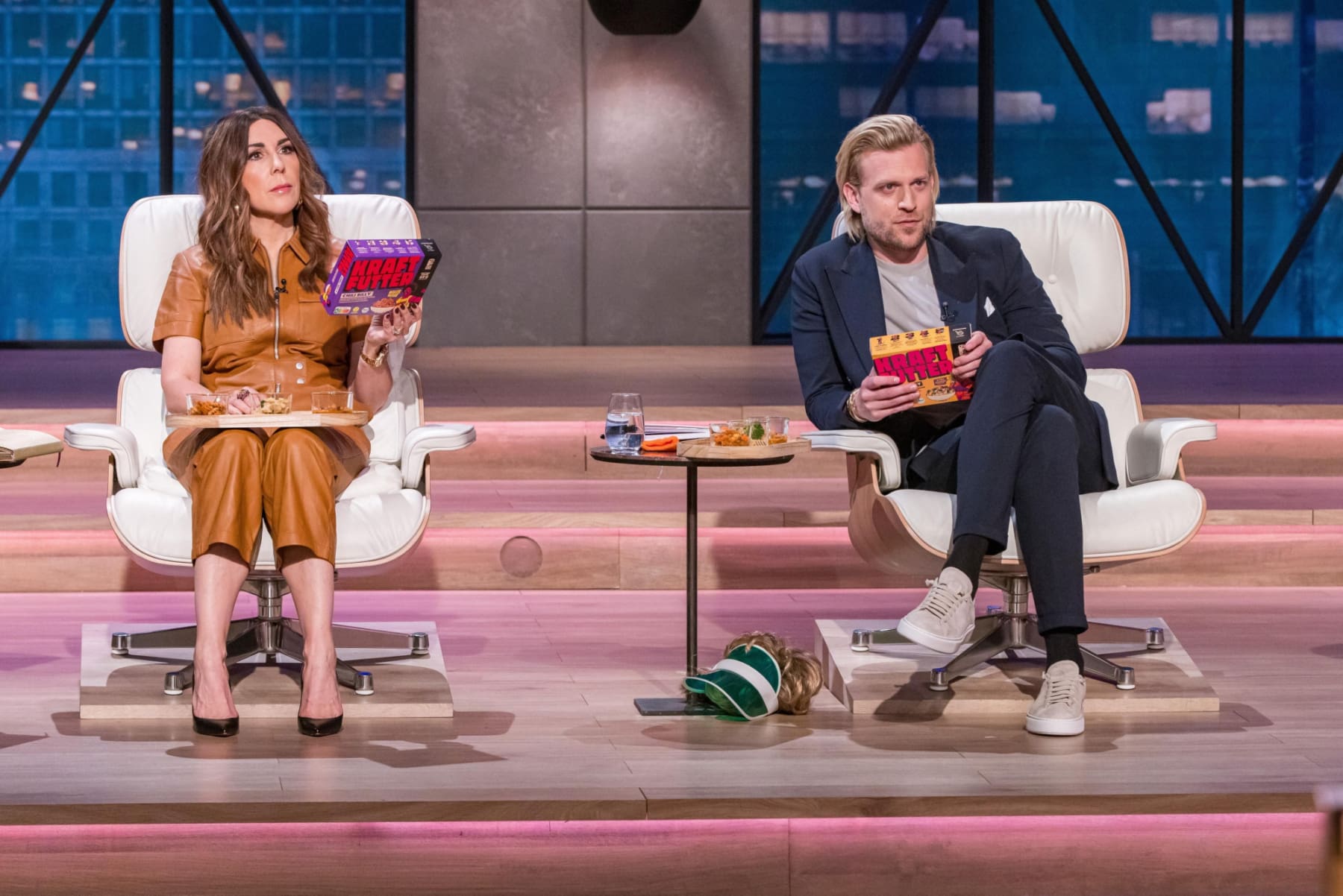 Judith Williams und Tillman Schulz begutachten das KRAFTFUTTER.