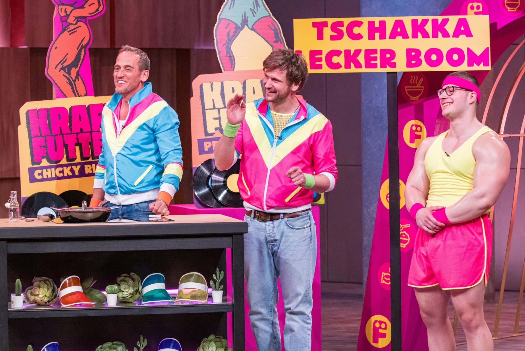 Die Gründer Konrad Geiger und Steve Windolf und der Bodybuilder Roger Matzke stellten KRAFTFUTTER den Löwen vor.