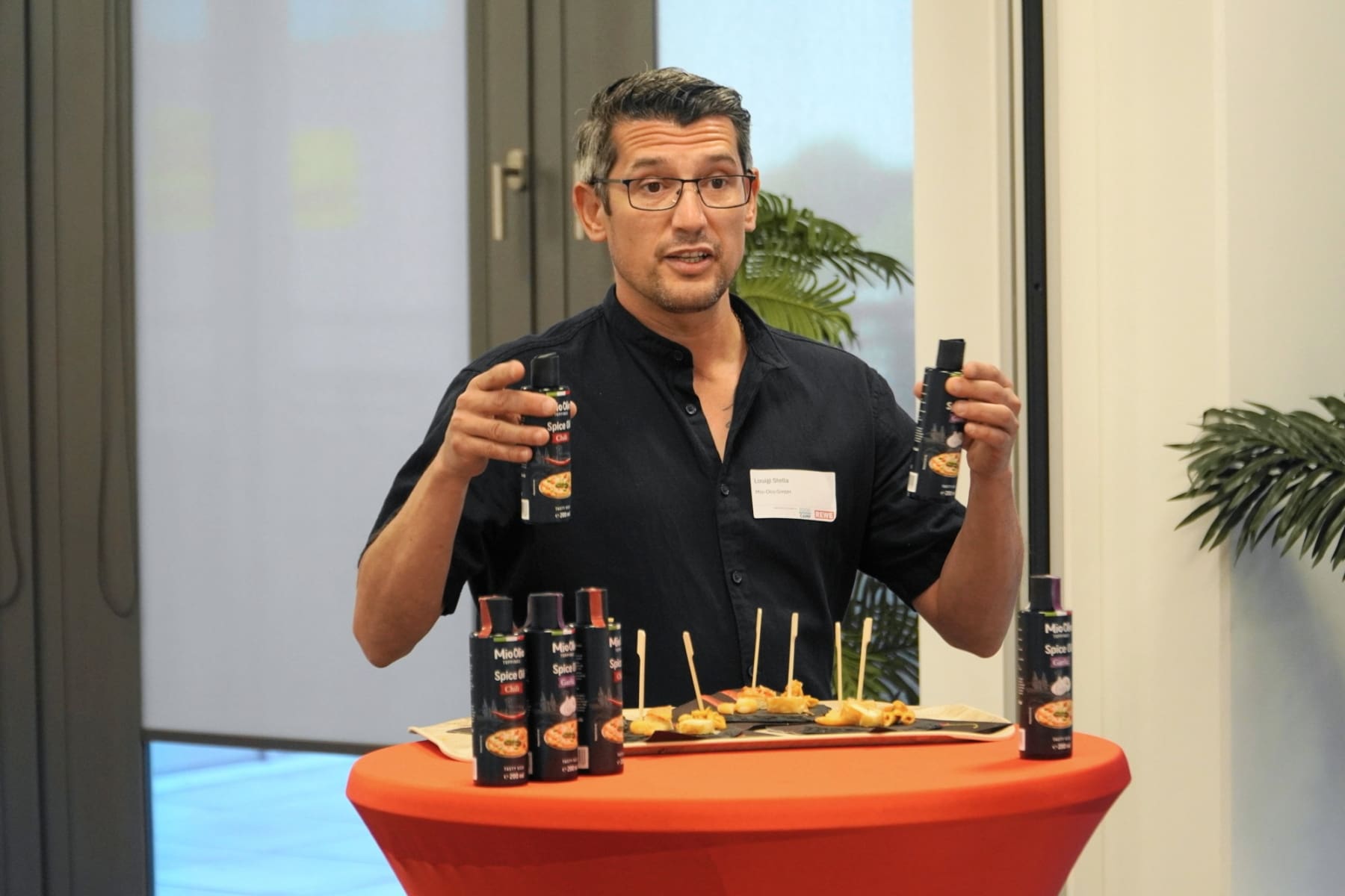 Luigi Stella präsentiert Mio Olio beim REWE Pitch Day 2024
