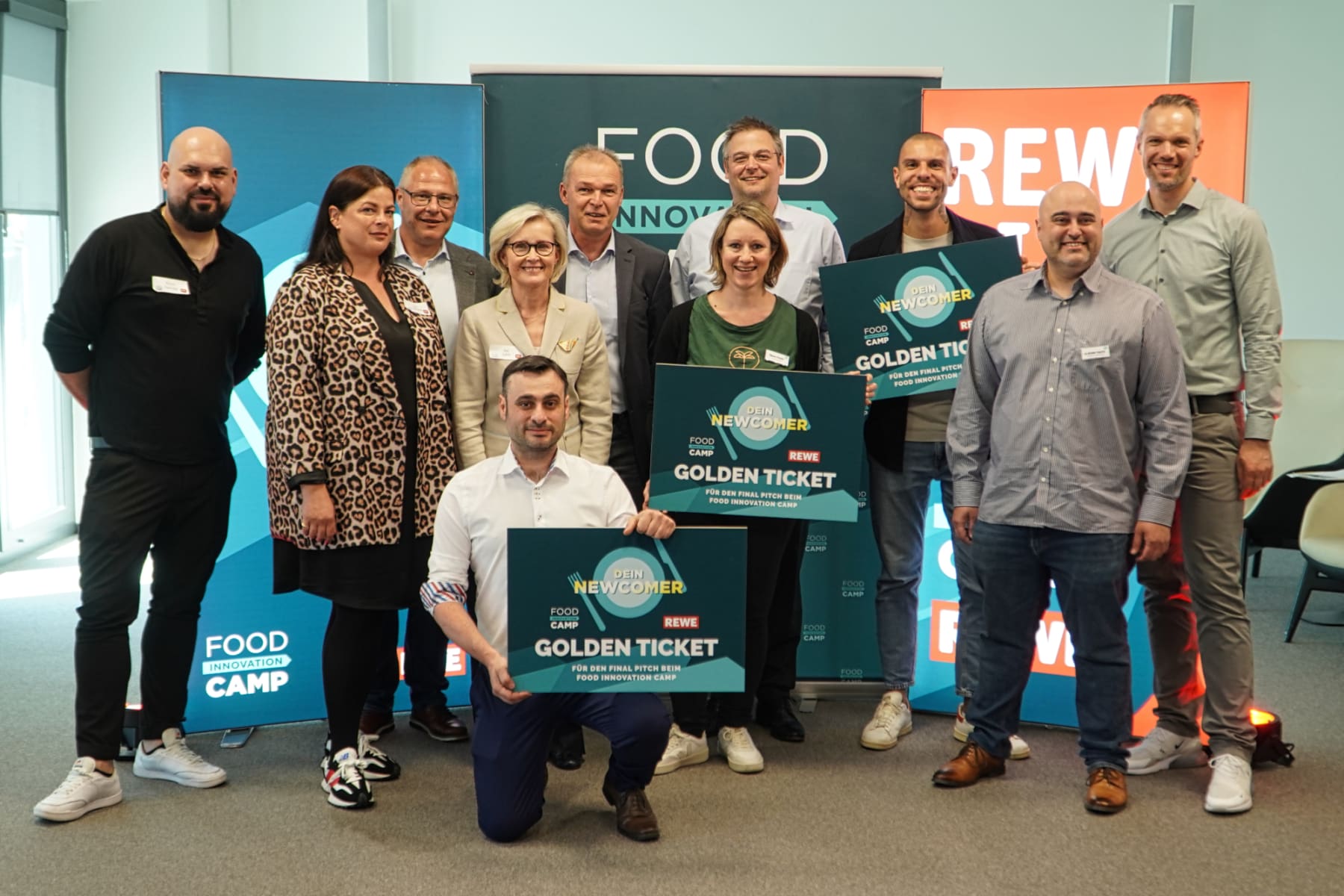 Die Jury der REWE Nord mit den drei Fianlisten von "Dein Newcomer 2025"