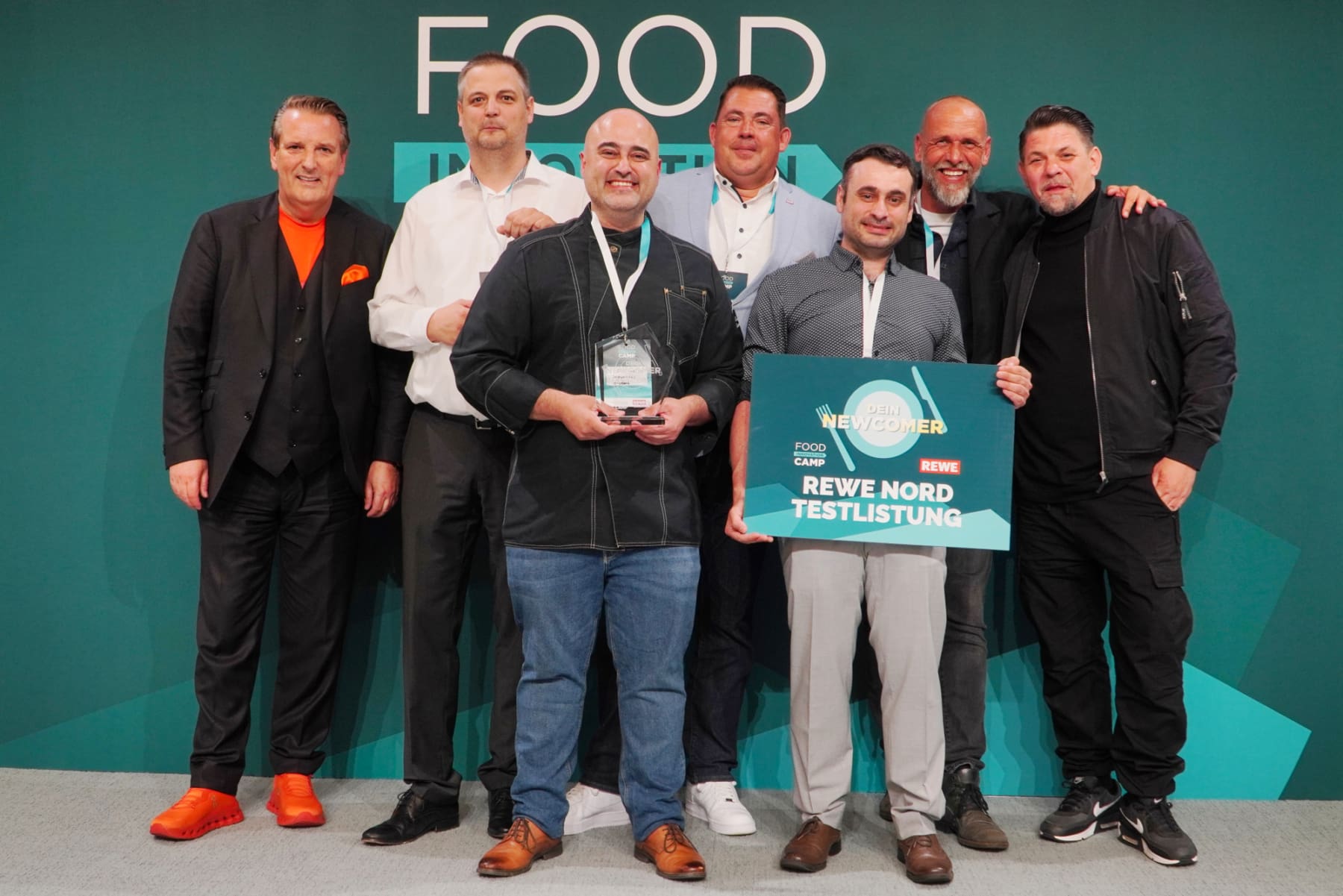 Die Gewinner von "Dein Newcomer 2025", das Team von O-SOME TASTE, mit der Jury.