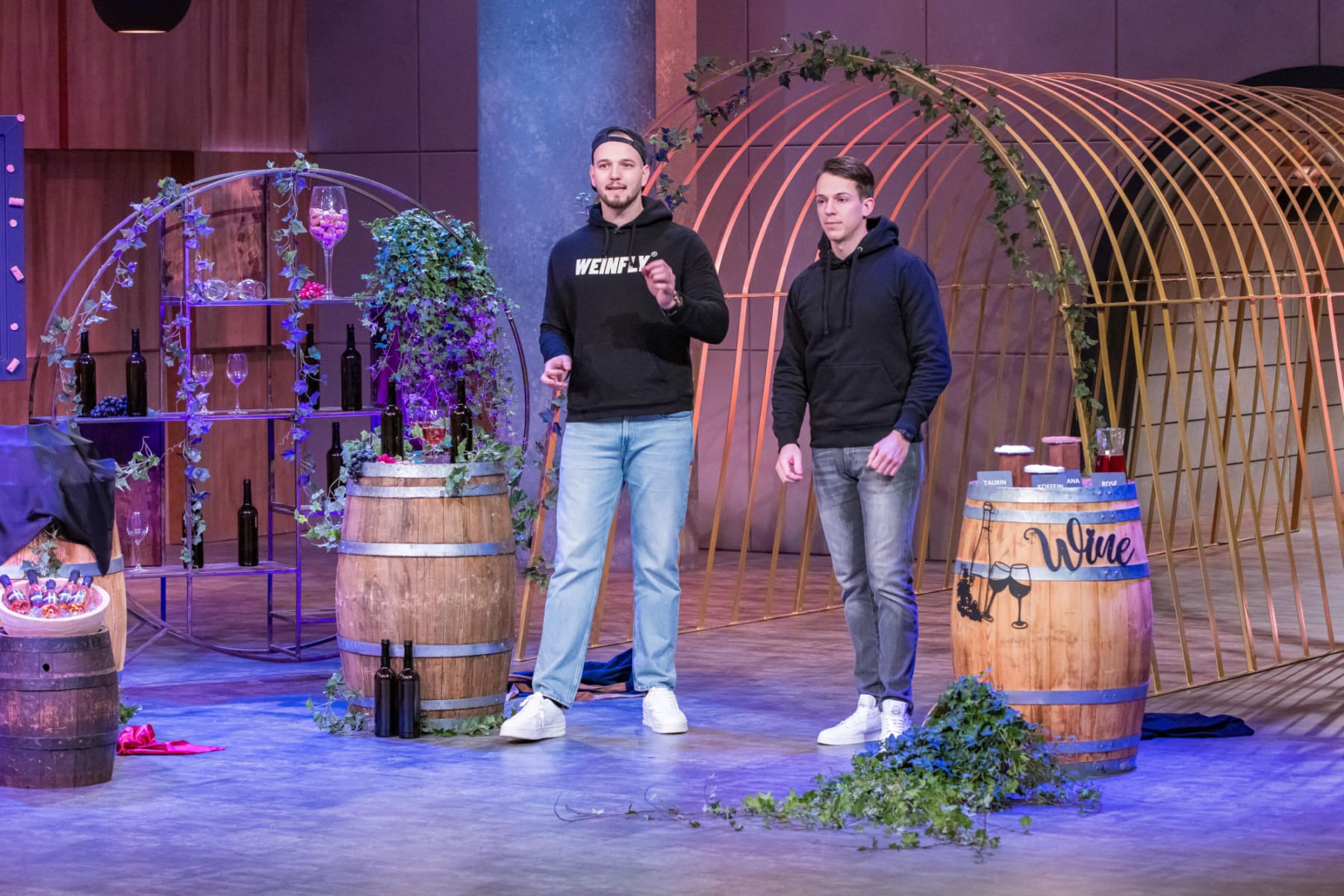 Max Plessing und Maximilian Koch erklären den Löwen WEINFLY