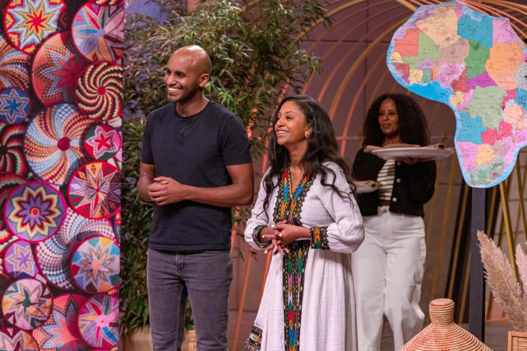 Bahleby Tewelde und Yemi Desalegn präsentieren den Löwen die Gerichte von Mamaye. (Foto: RTL / Bernd-Michael Maurer)