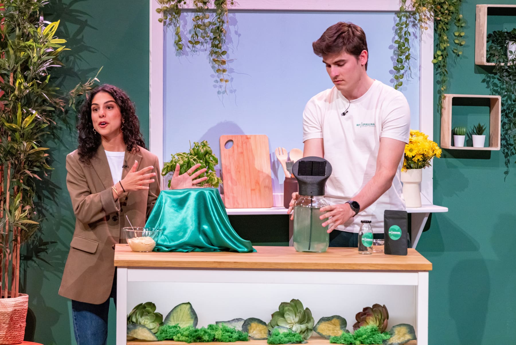 Sara Farzaneh und Ben Schwedhelm präsentieren mit MySpirulina eine autarke Spirulina-Farm.