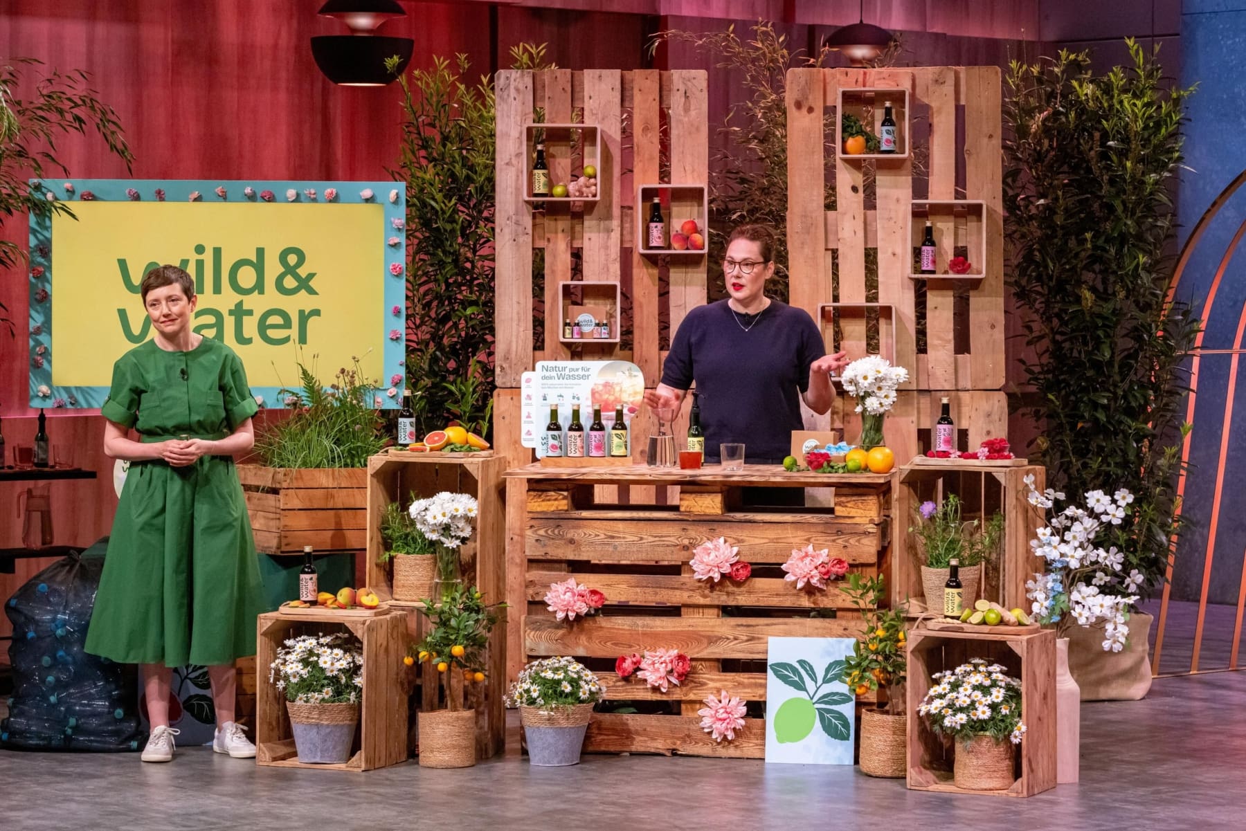 Madlen Baetzgen und Christina Schwörbel präsentieren mit Wild & Water Tee-Extrakte für die Mischung mit Wasser. 