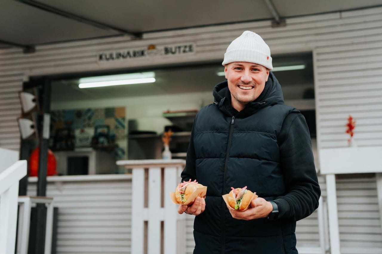 Hendrik Albrecht, Geschäftsführer der Kulinarik Butze, mit zwei seiner Fischbrötchen-Kreationen.