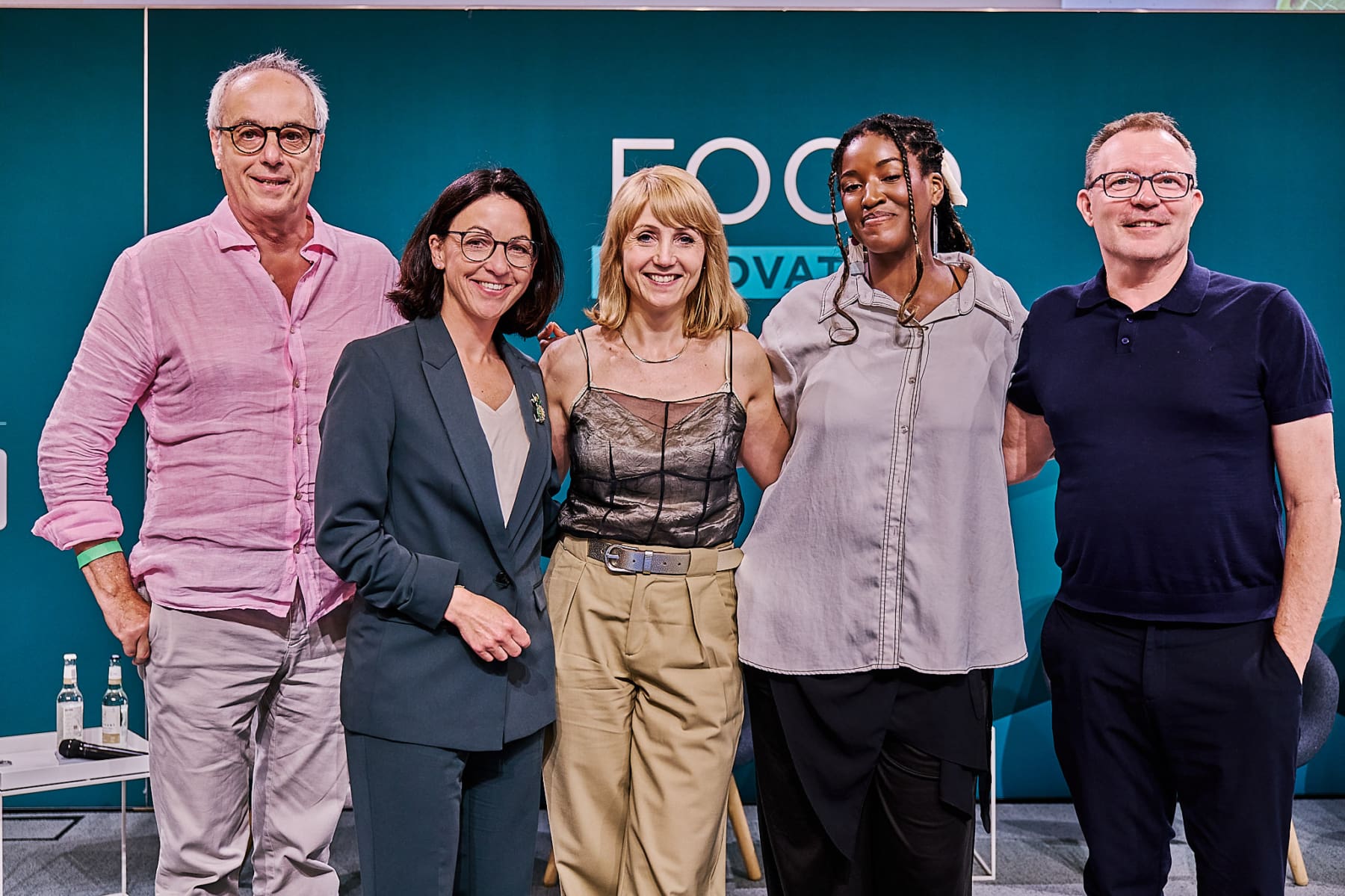 Starkoch Christian Rach, Ernährungsmedizinerin Dr. Silja Schäfer, FIC-Gründerin Sina Gritzuhn, Content Createrin Stefanie Mejeh und Thorsten Greth, Geschäftsfüher Klüh Catering, gaben beim Panel "Ernährung als Medizin" wertvolle Impulse für einen gesünderen Umgang mit Lebensmitteln. (Foto: Stefan Groeveld) 