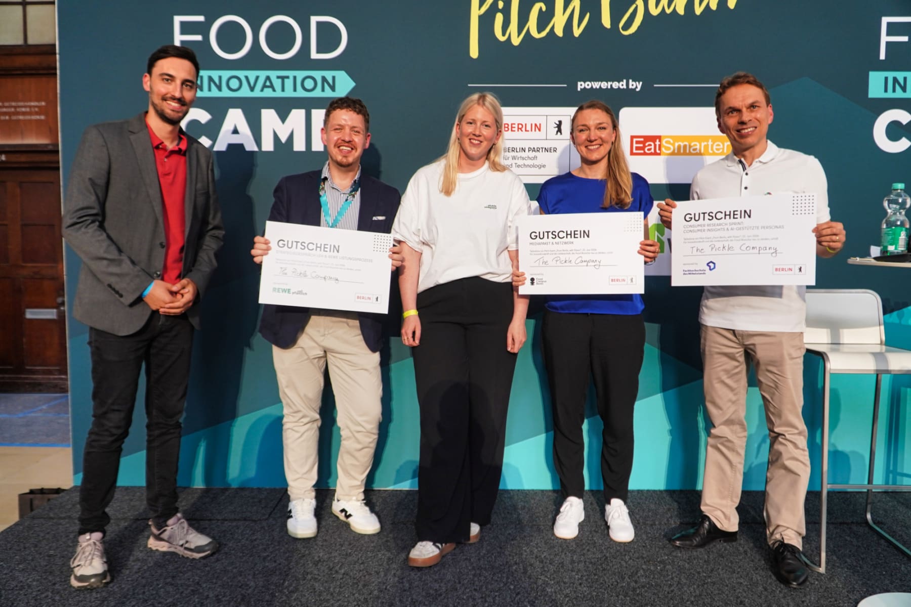 Michelle Fleer (mitte), siegreiche Gründerin von The Pickle Company, mit Jens Woelki (Berlin Partner),Mathias Urbainczyk (REWE GROUP), Stefanie Kratzenstein (Food Campus Berlin) und Klaus B. Zensen (Fachhochschule des Mittelstands). 