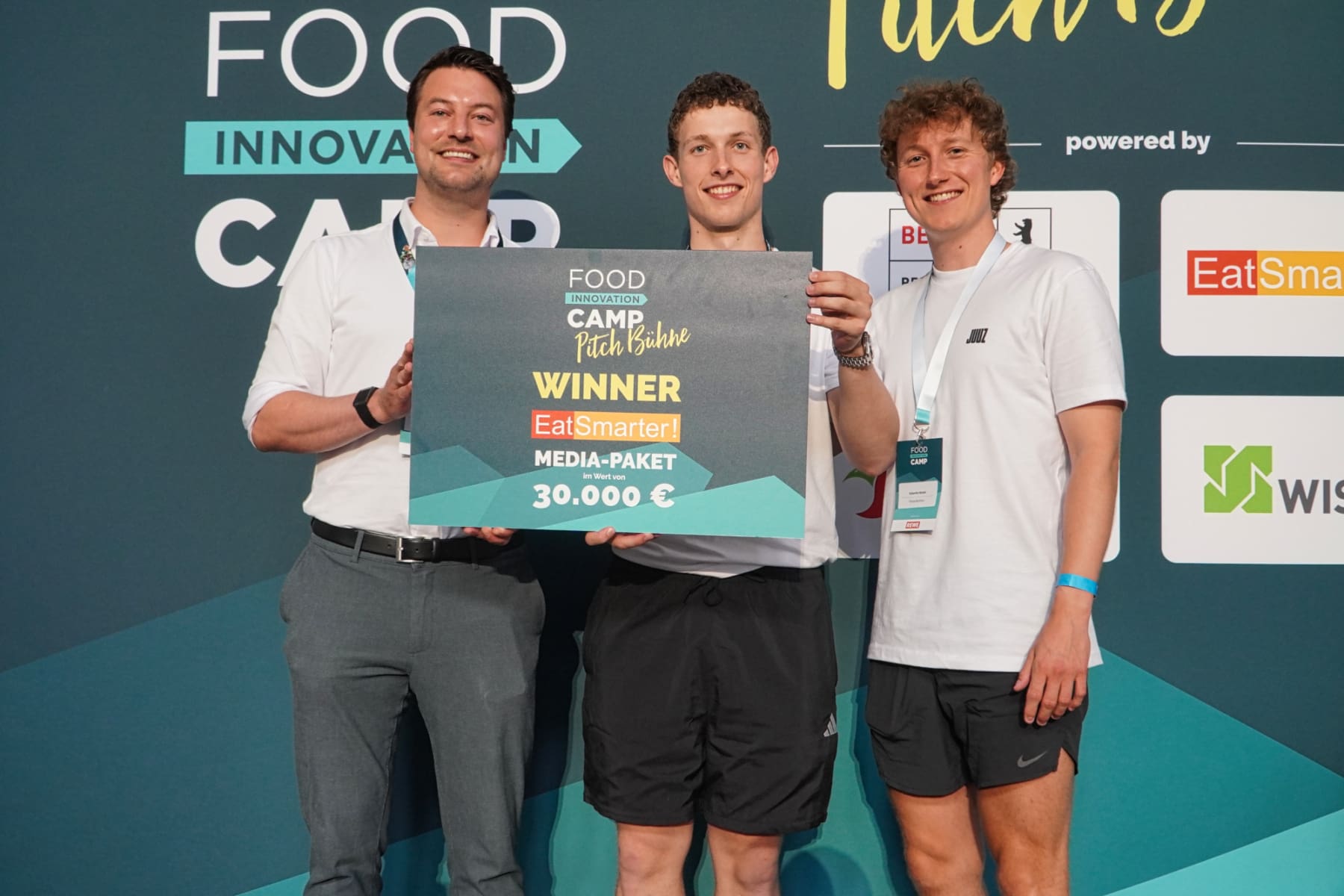 Niklas Reinhardt (Geschäftsführer EAT SMARTER), mit Julius Widmayer und Valentin Hickel, den Gründern von JUUZ