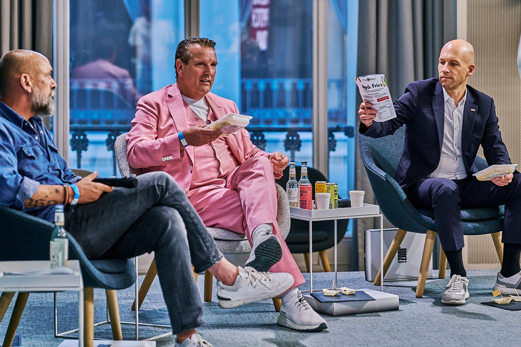Die Jury von "Dein Newcomer 2026", Holger Holger Stanislawski, Ralf Dümmel und Andreas Persigehl. begutachtet die Verpackung von Fruit Rebel. (Foto: Stefan Groeveld) 