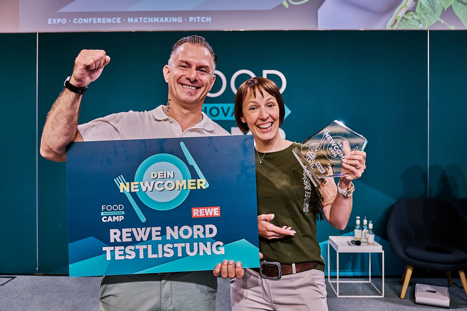 Roland Knez und Melanie Zach von Fruit Rebel feiern ihren Sieg mit Fruit Rebel. (Foto: Stefan Groeveld)