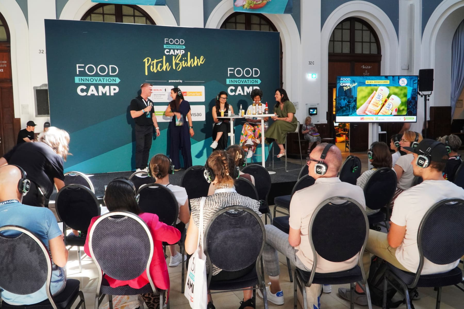 BAWA präsentierte seinen Eistee-Likör auf der Pitchbühne des Food Innovation Camp 2026 – und verleiht der Redewendung„einen im Tee haben“ eine ganz neue Bedeutung (Foto: Mathias Jäger)
