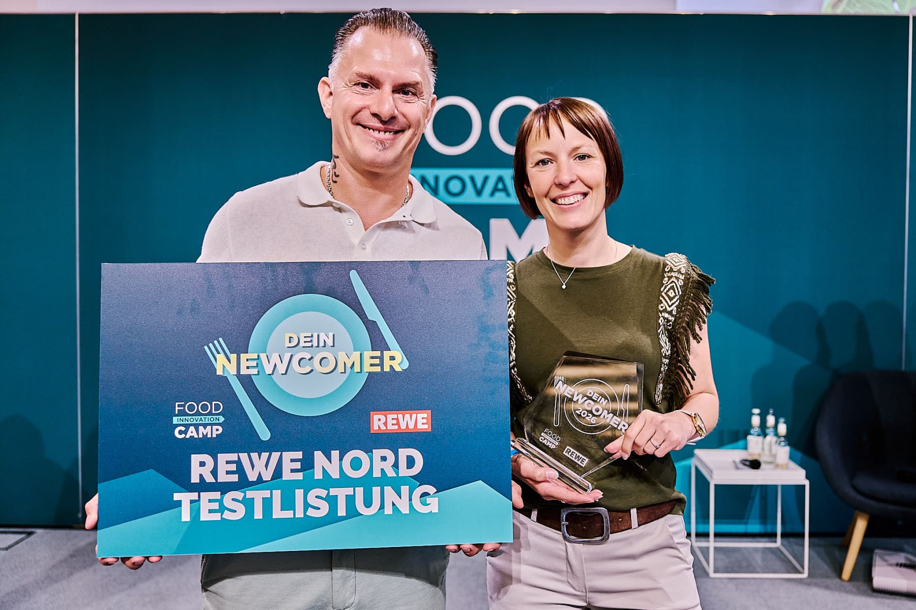 Roland Knez und Melanie Zach von Fruit Rebel feiern ihren Sieg mit Fruit Rebel. (Foto: Stefan Groenveld)